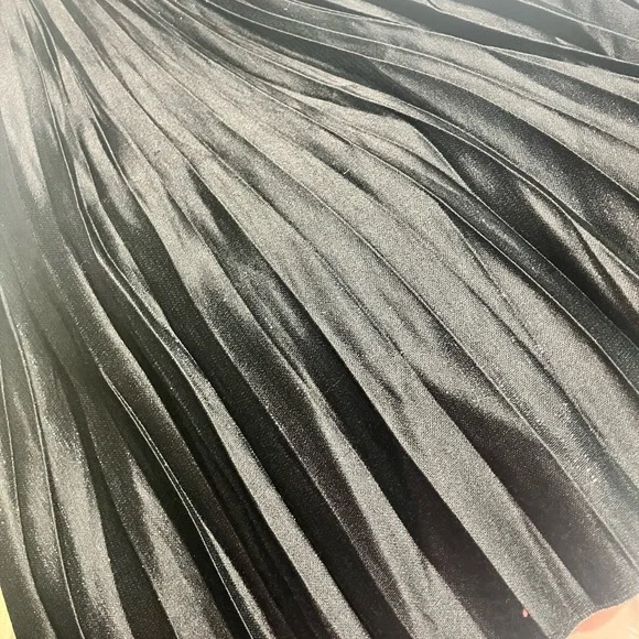 NWT DVF Pleated Metallic Silver Skirt Black Stretch Waistband - Picture 3 of 4